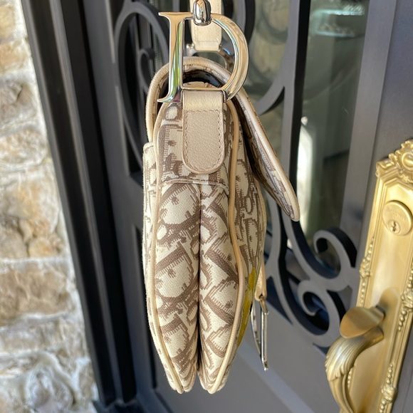 Christian Dior beige floral saddle bag - Picture 9 of 17